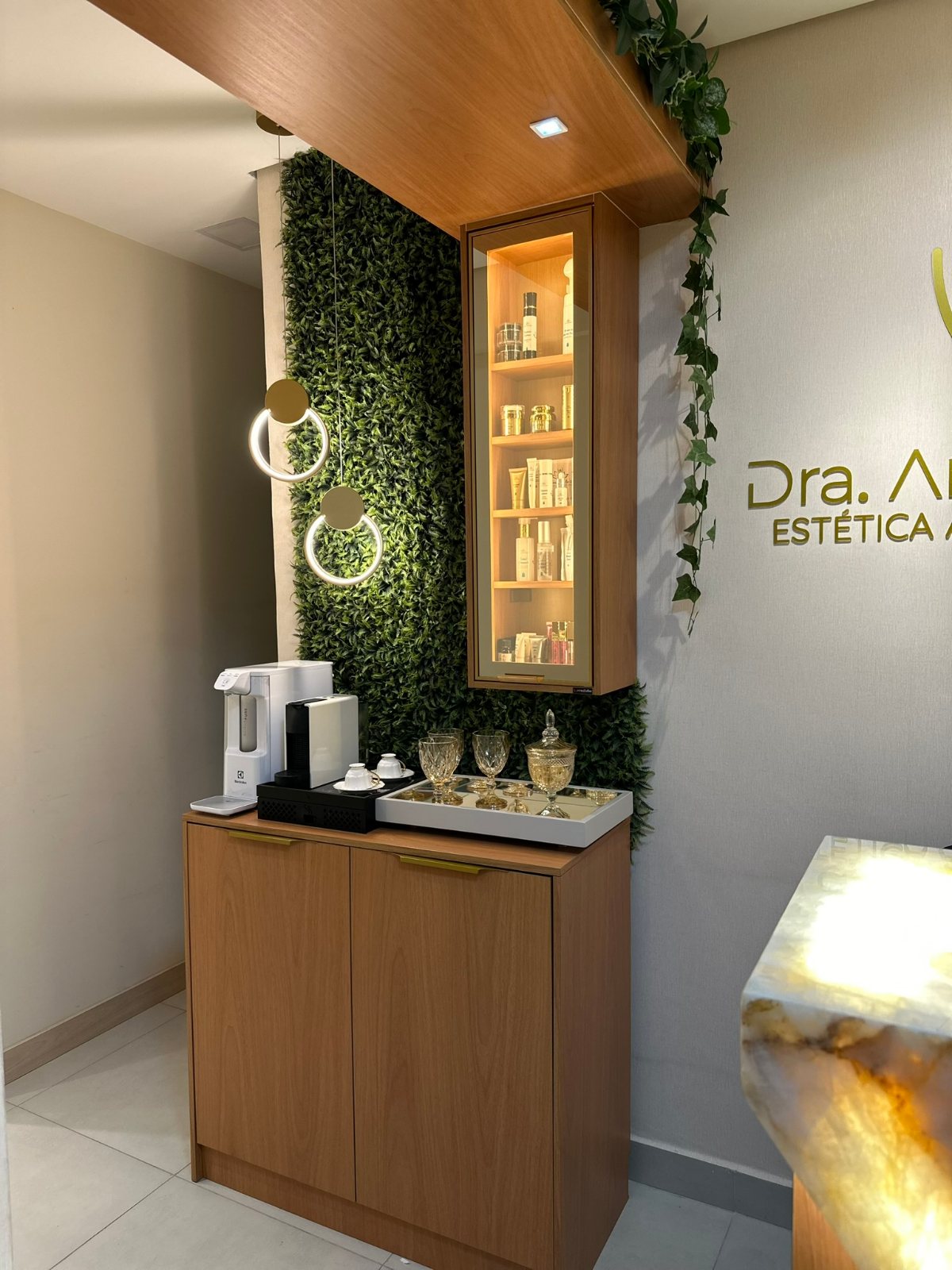Espaço café da clínica com vitrine de dermocosméticos