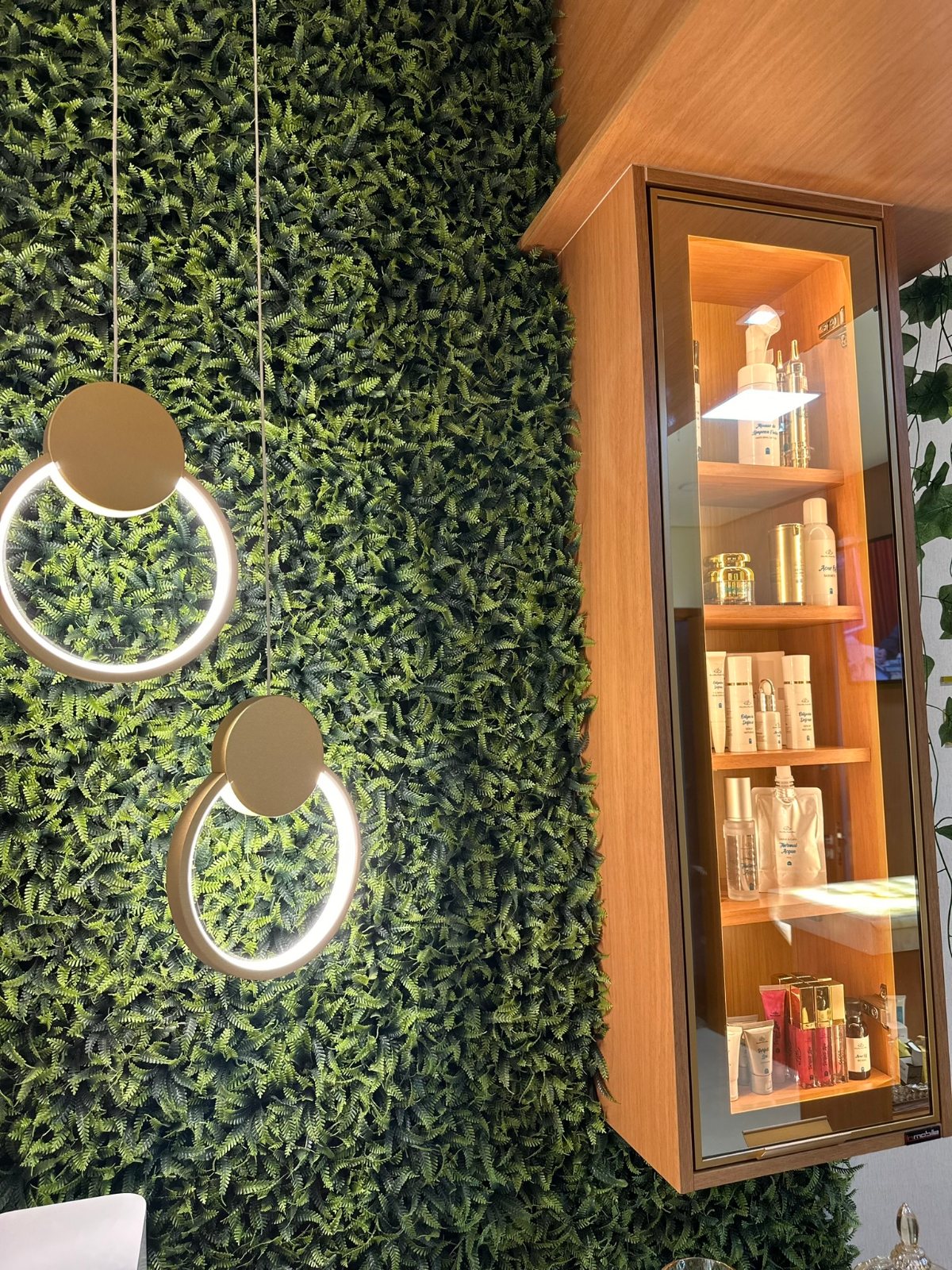 Vitrine de dermocosméticos da clínica