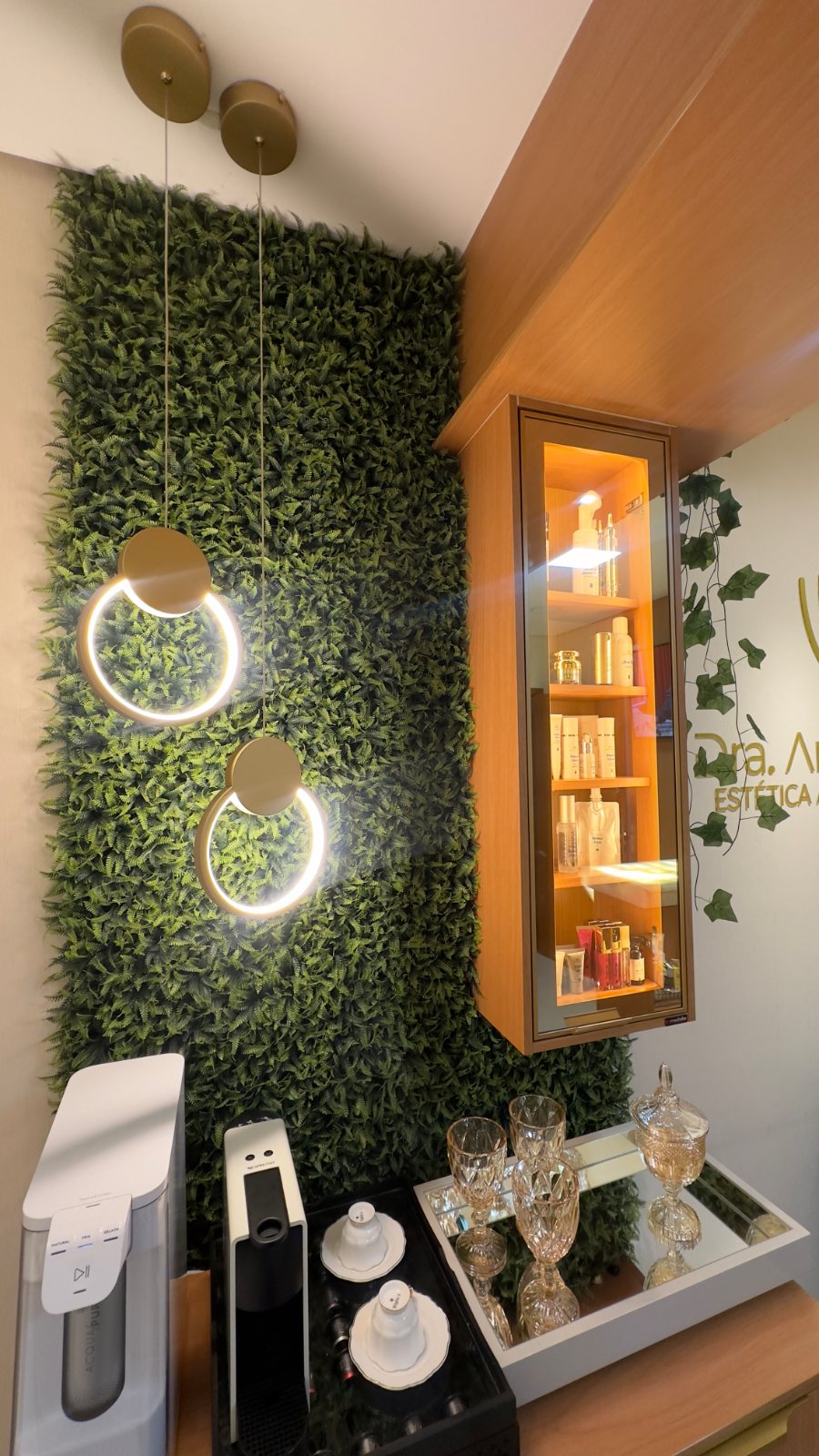 Detalhe do jardim vertical com pendentes dourados