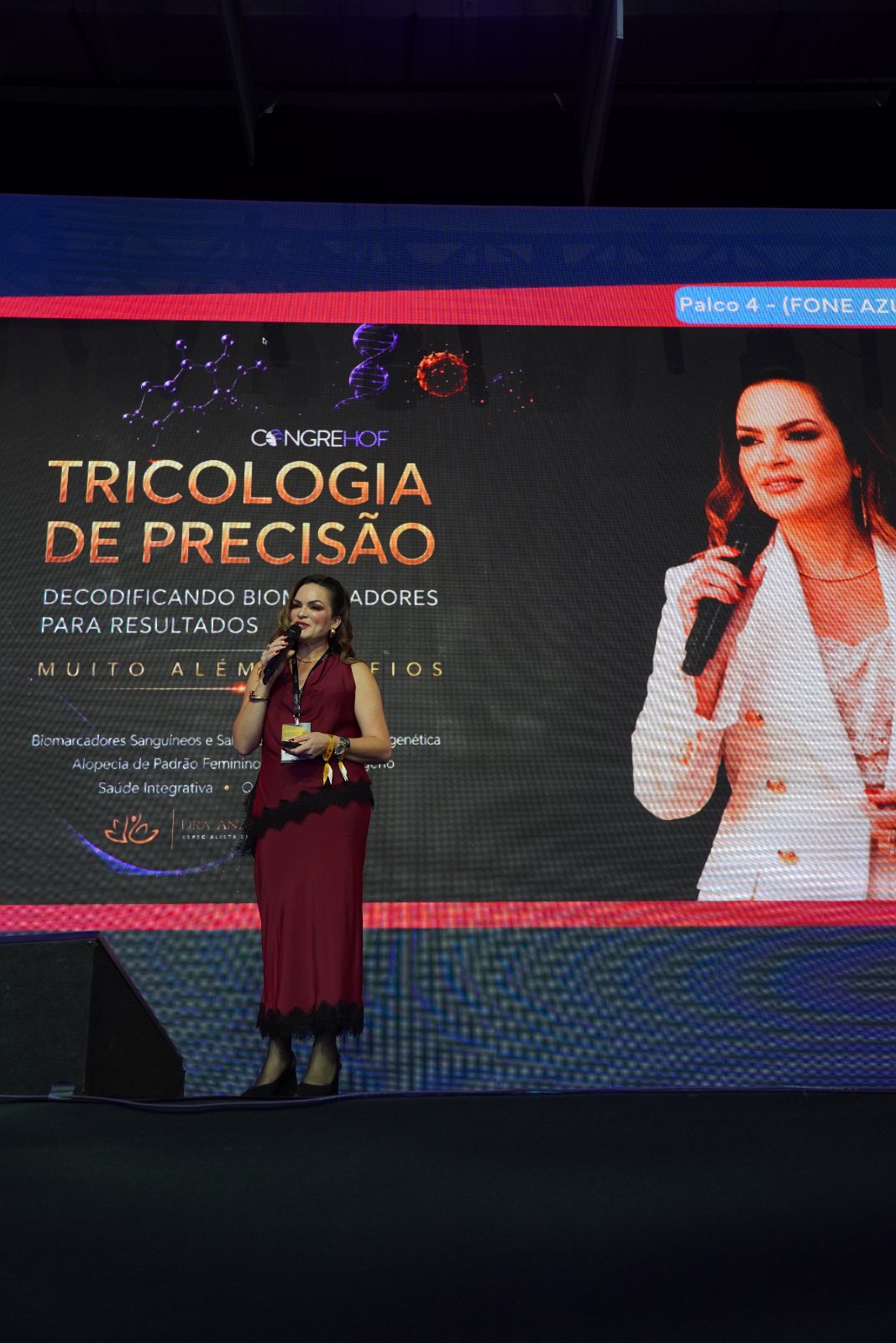Dra. Ana Paula Alves no palco do CongreHOF com a palestra Tricologia de Precisão