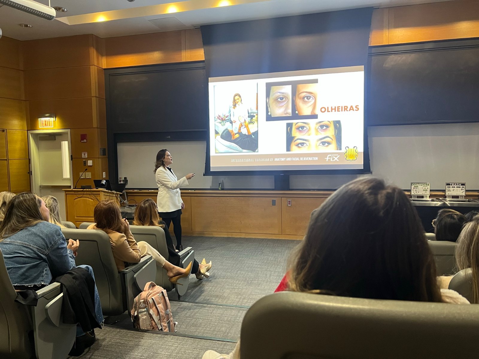 Dra. Ana Paula Alves ministrando aula internacional em Boston, 2023