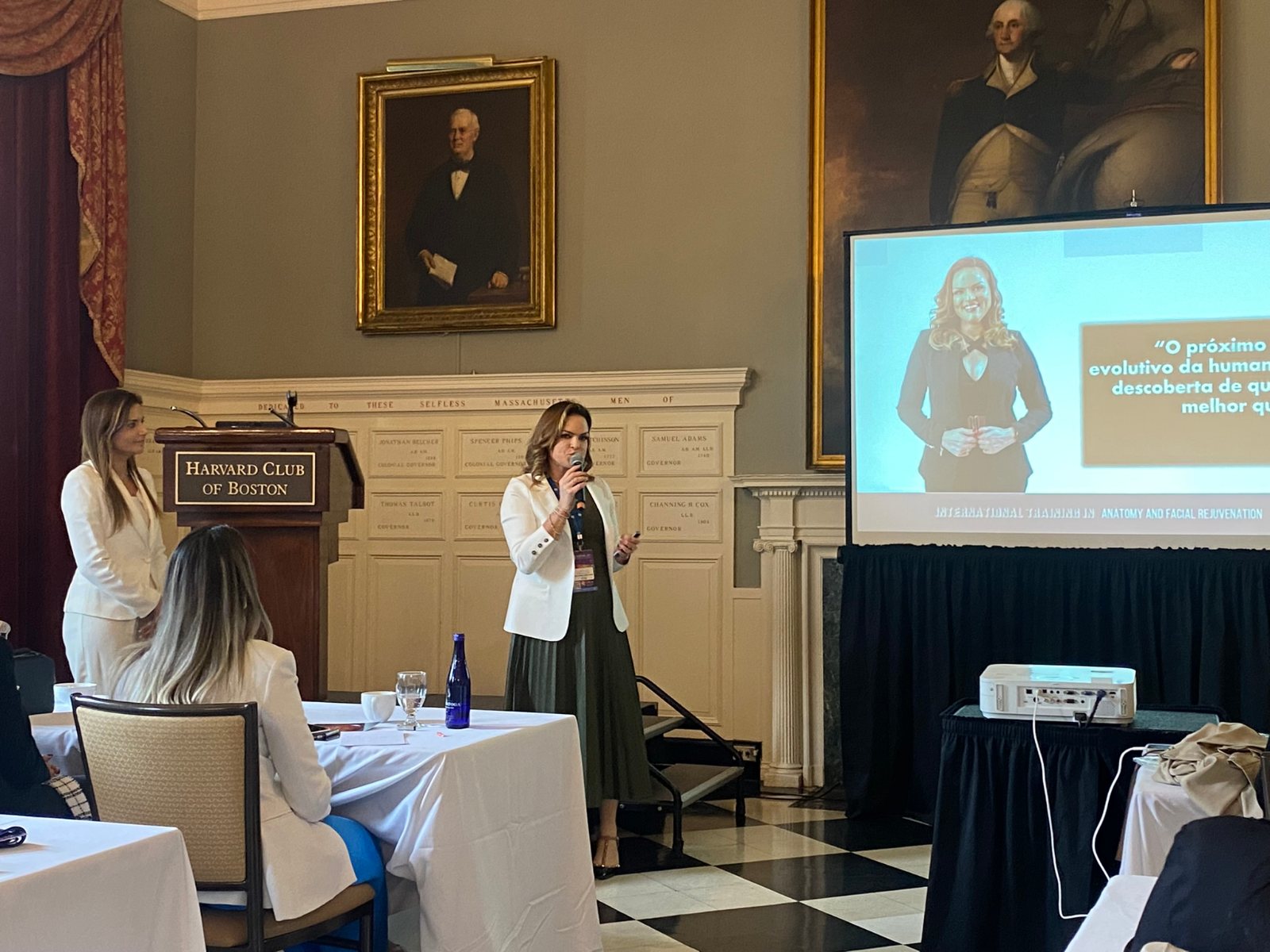 Dra. Ana Paula Alves palestrando no Harvard Club of Boston em 2022